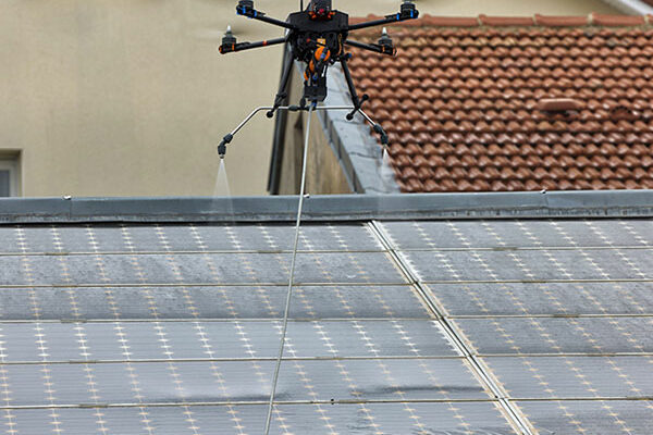 démoussage et traitement de panneaux solaires par drone
