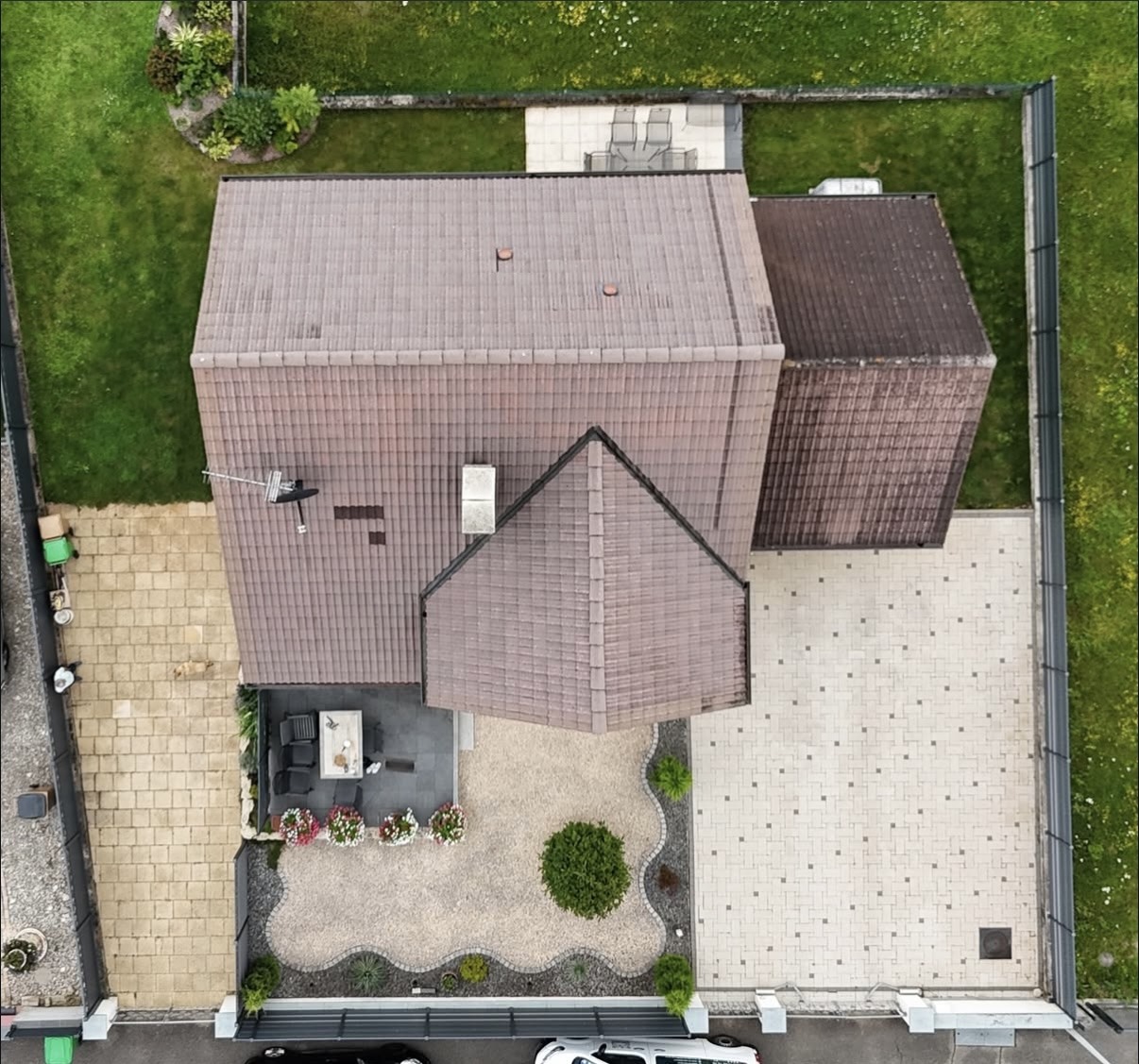 Toiture en tuiles béton nettoyée par drone